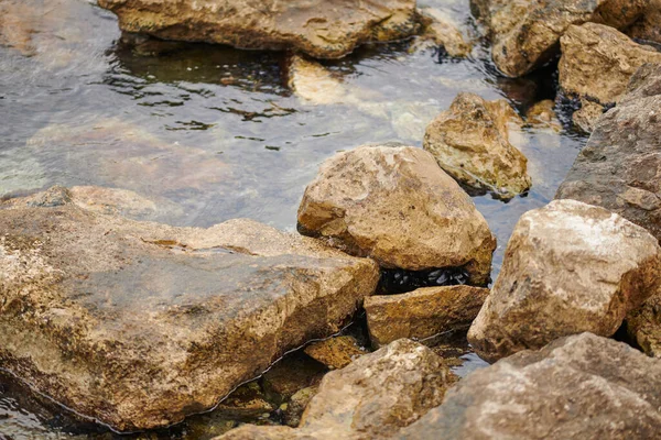 Enormes pedras são lavadas pelas águas da Baía de Kotor — Fotografia de Stock