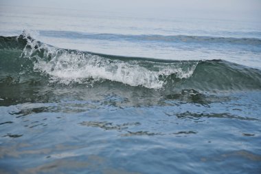 Yazın gün boyunca Karadeniz 'de büyük dalgalar