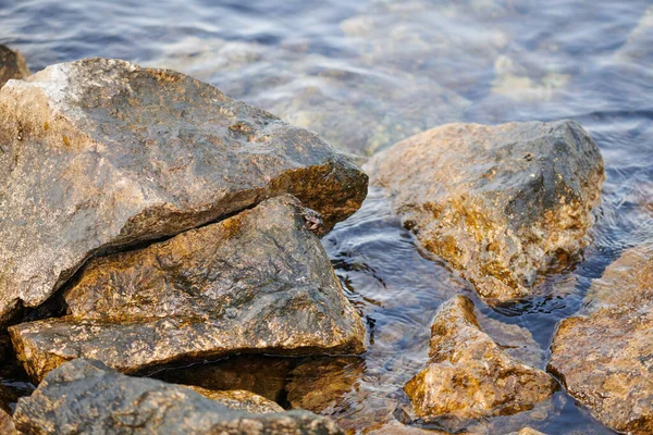 As pedras jazem no mar no verão — Fotografia de Stock