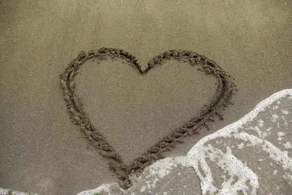 Cuore romantico su uno dipinto sulla spiaggia — Foto Stock