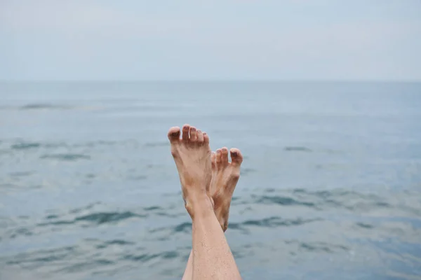 Meer Horizont zwei gekreuzte Beine Mädchen — Stockfoto