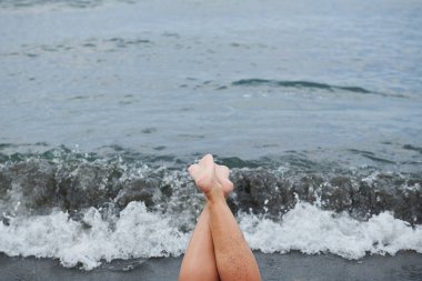 Sahilde bir kız dalganın arka planında yatıyor. Yüksek kalite fotoğraf