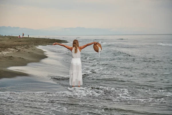 手放在身穿白衣的女孩的海滩上 高质量的照片 — 图库照片