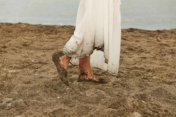 湿った砂の中を歩く女性の足です 高品質の写真 — ストック写真