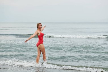 Dalga Ölçümü Kırmızı Mayolu Kız. Yüksek kalite fotoğraf