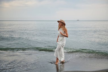 Deniz beyazı plaj şapkalı kız. Yüksek kalite fotoğraf