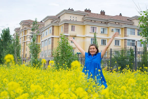 Sarı çiçekli mavi elbiseli bir kız. Yüksek kalite fotoğraf