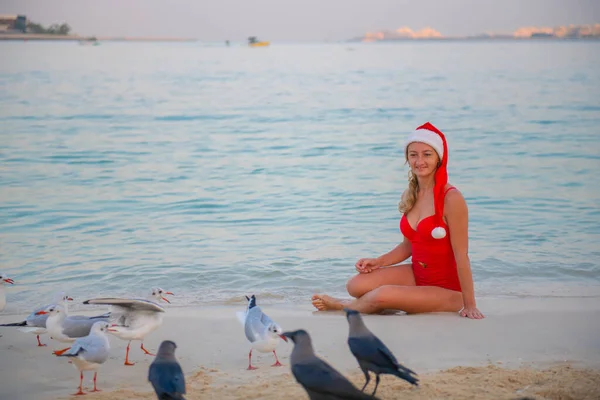 Kırmızı bikinili ve gecekondu şapkalı kadın. Yüksek kalite fotoğraf