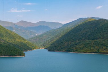 Georgia 'daki dağların arasında güzel bir su deposu var. Yüksek kalite fotoğraf