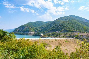 Georgia 'daki baraj manzarası. Yüksek kalite fotoğraf