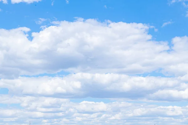 Błękitne Niebo Chmury Unoszą Się Niebie Wysokiej Jakości Zdjęcie — Zdjęcie stockowe