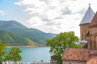 Ananuri kalesinden Georgia 'daki göle kadar manzara. Yüksek kalite fotoğraf