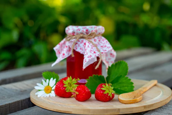 Sebotol Selai Strawberry Berdiri Atas Papan Foto Berkualitas Tinggi — Stok Foto