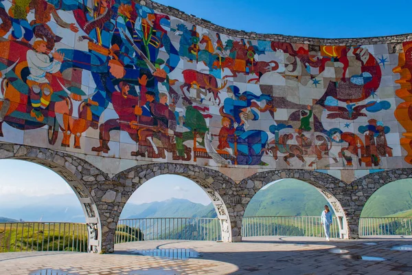 Gürcistan Askeri Otobanı 'ndaki güzel Dostluk Kemeri. Yüksek kalite fotoğraf