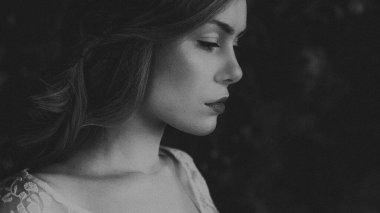 Siyah beyaz, dantelli bir kızın portresi.