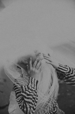 Güzel dudakları ve elleri olan bir kızın büyük siyah beyaz portresi.