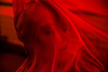 büyük kırmızı bir kız portresi