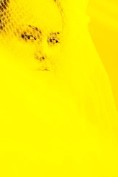 Groot Portret Van Een Meisje Door Een Sluier Het Geel — Stockfoto