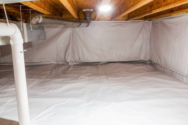 Sürünme alanı termodinamik battaniyeler ve gamzelerle dolu. Radon hafifletme sistemi boruları görünür. Enerji tasarruflu ev geliştirme için bodrum katı