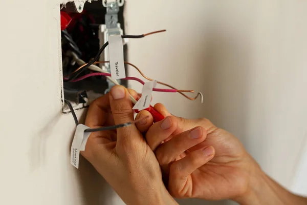 Electricista Está Reemplazando Interruptor Pared Concepto Proyecto Diy Peligro Alta —  Fotos de Stock