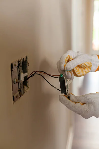 Electricista Está Reemplazando Interruptor Pared Concepto Proyecto Diy Peligro Alta —  Fotos de Stock