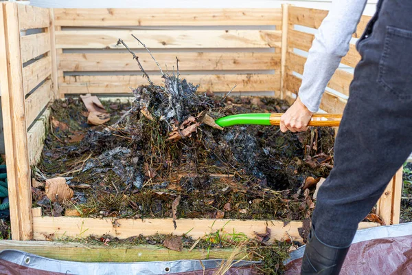 Een Tuinman Met Plastic Laarzen Overalls Draait Een Composthoop Met — Stockfoto