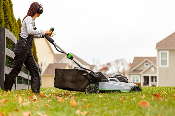 Een Jonge Blanke Vrouw Met Een Overall Aan Geluidsdempers Bedient — Stockfoto