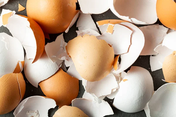 Nahaufnahme Isoliertes Bild Von Unregelmäßig Geformten Zerbrochenen Eierschalen Auf Dunklem — Stockfoto