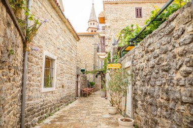 Budva, Karadağ - 17 Eylül 2021: Karadağ 'ın Eski Budva kentindeki Ortaçağ Caddesi