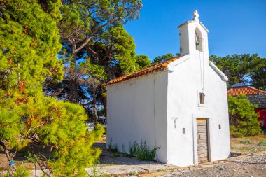 Kilise Adriyatik Denizi üzerinde St. Nicholas Adası. Karadağ