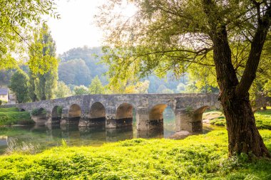  Hırvatistan 'ın Karlovac ilçesindeki Dobra Nehri üzerindeki eski taş köprü 