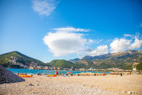 Eiland St. Nicholas, Montenegro - 20 september 2021: Een wild strand op het eiland St. Nicholas bij Budva, Montenegro — Stockfoto