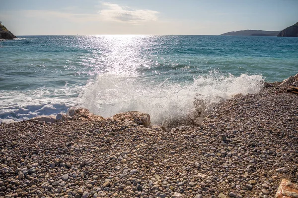 A strand a Szent Miklós szigeten Budva, Montenegró. Paradicsom strand egy szigeten a tengerben — Stock Fotó