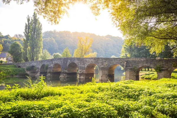 Oude stenen brug aan de rivier de Dobra in de provincie Karlovac, Kroatië — Stockfoto