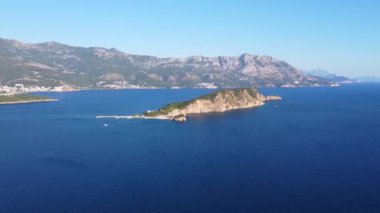 Karadağ 'ın dağlık kesiminde Sveti Nikola veya St. Nicolas adasının havadan görünüşü Budva Riviera' da