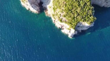 Budva 'daki Mogren Kalesi yakınlarındaki kayalık kıyı şeridinin en üst manzarası, Adriyatik Denizi turkuvaz ile çevrili.