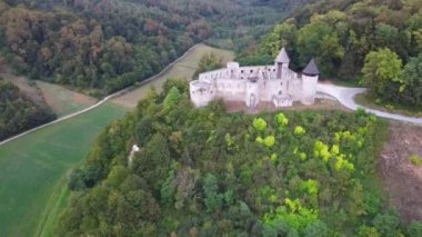 Eski ortaçağ Frankopan kalesi Novigrad 'ın havadan görünüşü ve Hırvatistan' ın kırsal kesimi