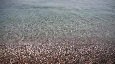 Karadağ 'da güneş doğarken Budva Riviera sahillerinden biri.