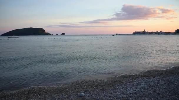 Μία από τις παραλίες της Ριβιέρας Μπούντβα την ανατολή του ηλίου στο Μαυροβούνιο. — Αρχείο Βίντεο
