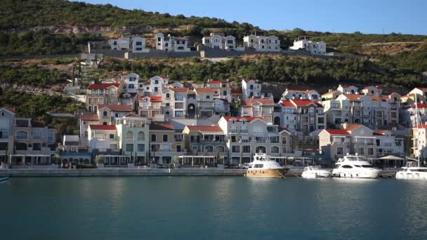 Teluk Lustica, Montenegro - 1 Oktober 2021: Arsitektur dan kapal pesiar mewah di Teluk Lustica, Montenegro — Stok Video