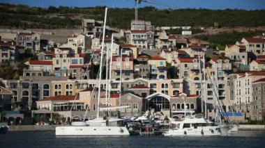 Lustica Körfezi, Karadağ - 1 Ekim 2021: Karadağ 'ın Lustica Körfezi' nde mimarlık ve lüks yatlar