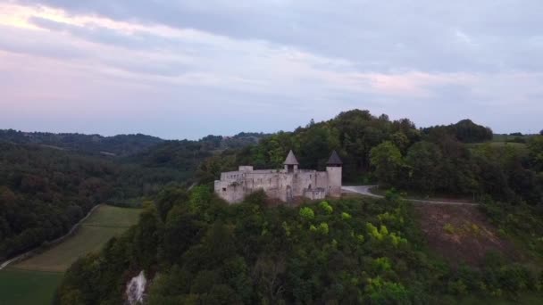 Повітряний вид руїн старовинної середньовічної франкопської фортеці Новіґрад і краєвидів Хорватії. — стокове відео