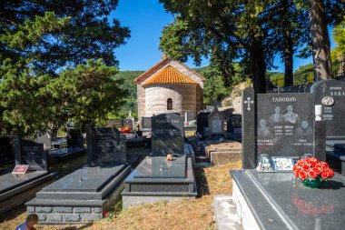 Podostrog, Budva - 23 Eylül 2021: Aziz John Kilisesi ve yakınındaki mezarlık, Podostrog, Budva, Karadağ