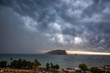 Karadağ'da bulutlu ve fırtınalı havalarda Aziz Nikolaos adası