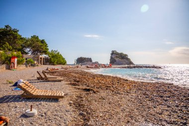 Karadağ 'ın St. Nicholas Adası - 20 Eylül 2021: Karadağ' ın Budva kenti yakınlarındaki St. Nicholas adasında vahşi bir plaj