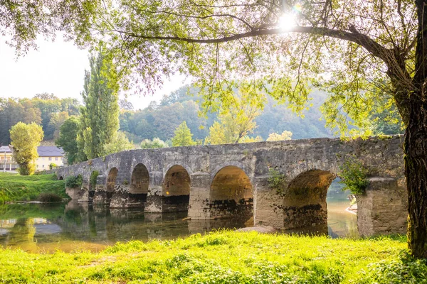 Stary kamienny most na rzece Dobra w hrabstwie Karlovac, Chorwacja — Zdjęcie stockowe