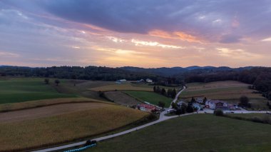 Eski ortaçağ Frankopan kalesi Novigrad yakınlarındaki günbatımı manzarası ve Hırvatistan 'da kırsal alan