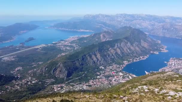Légi kilátás a Kotor-öbölre Montenegróban — Stock videók