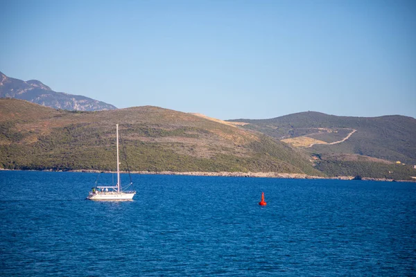 Blick auf ein kleines Yachtboot, das in ruhiger, offener See in Montenegro segelt — Stockfoto