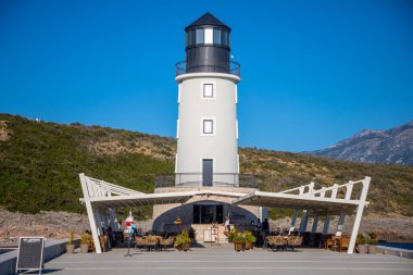 Lustica Körfezi, Karadağ - 1 Ekim 2021: Karadağ 'daki Lustica Körfezi' nde restoranı olan deniz feneri